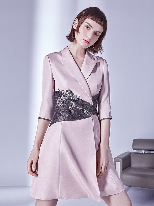 歌中歌2020秋冬季粉色收腰连衣裙