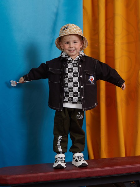 青蛙王子2019秋冬季黑色印花外套