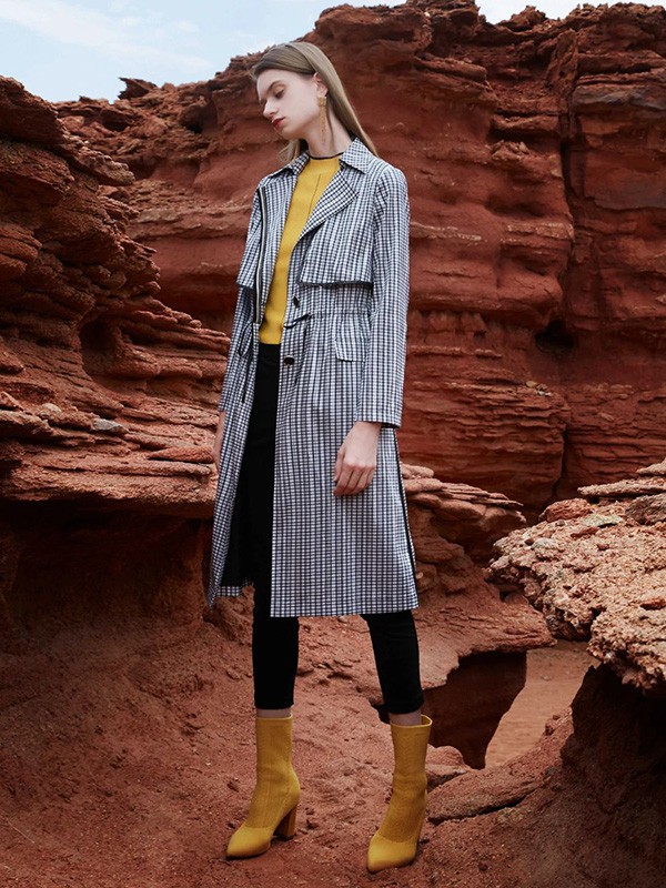 芝仪2020秋冬季黑色格子风衣