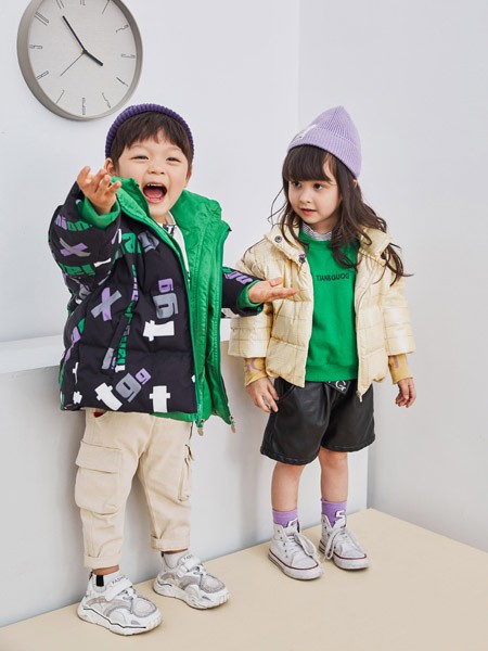 田果果童装2020秋冬季黑色字母羽绒服