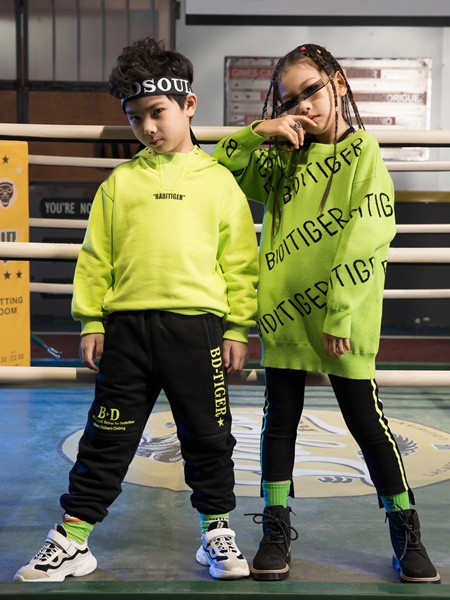 巴迪小虎2020秋冬季绿色字母卫衣