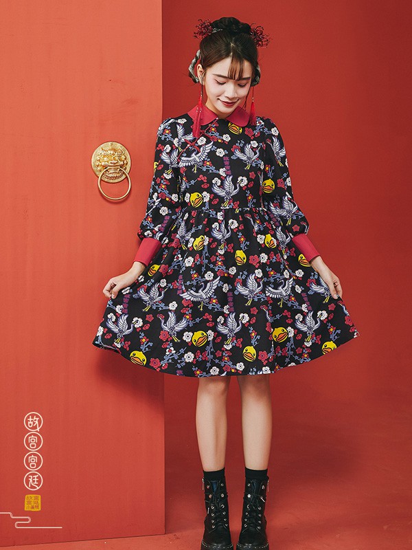 小黄鸭休闲装2020秋冬季黑色印花连衣裙