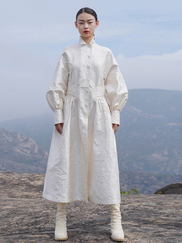 界内界外2020秋冬季白色泡泡袖连衣裙