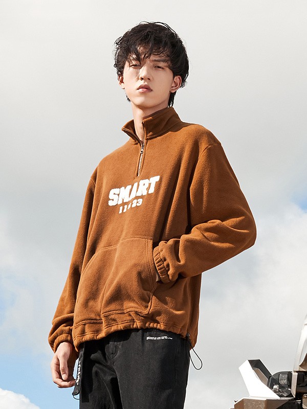 班尼路2020秋冬季卡其色字母上衣