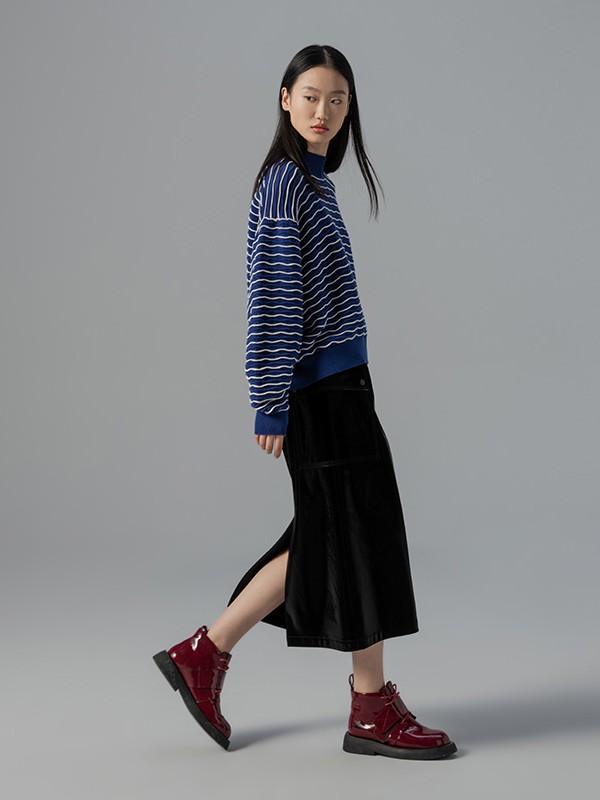 日播2020秋冬季蓝色条纹针织衫