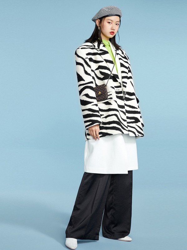 太平鸟2020秋冬季白色印花外套