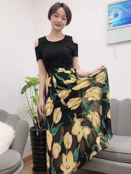 珂希莉2020春夏季黑色印花连衣裙