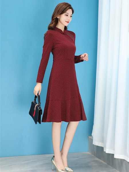 夺宝奇兵女装2020秋冬季酒红色波点连衣裙