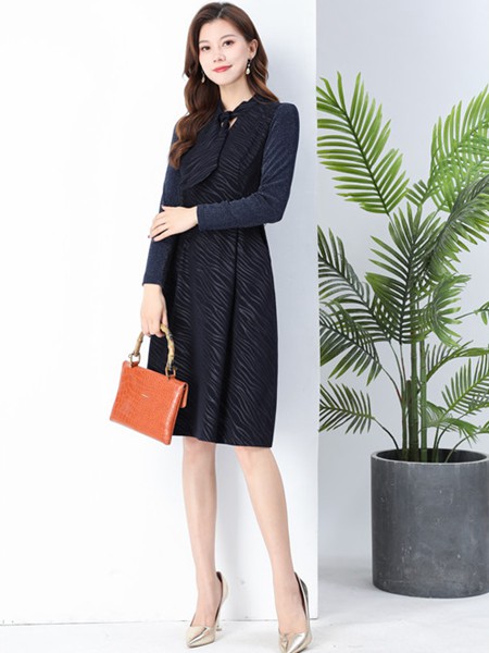 夺宝奇兵女装2020秋冬季肤色暗纹连衣裙