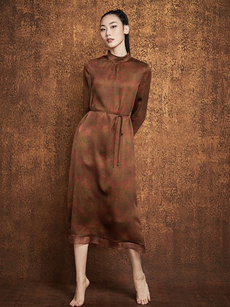 见花开2020秋冬季卡其色印花连衣裙