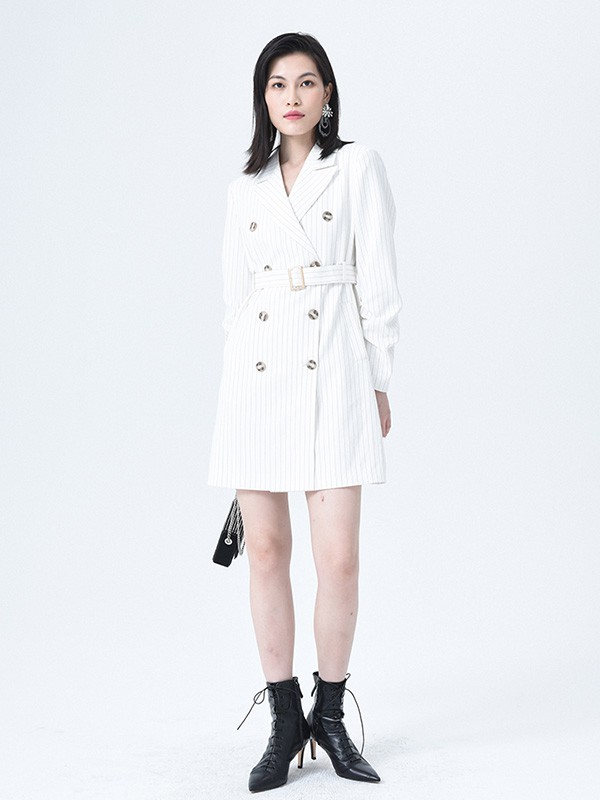 依妙2020秋冬季白色条纹连衣裙