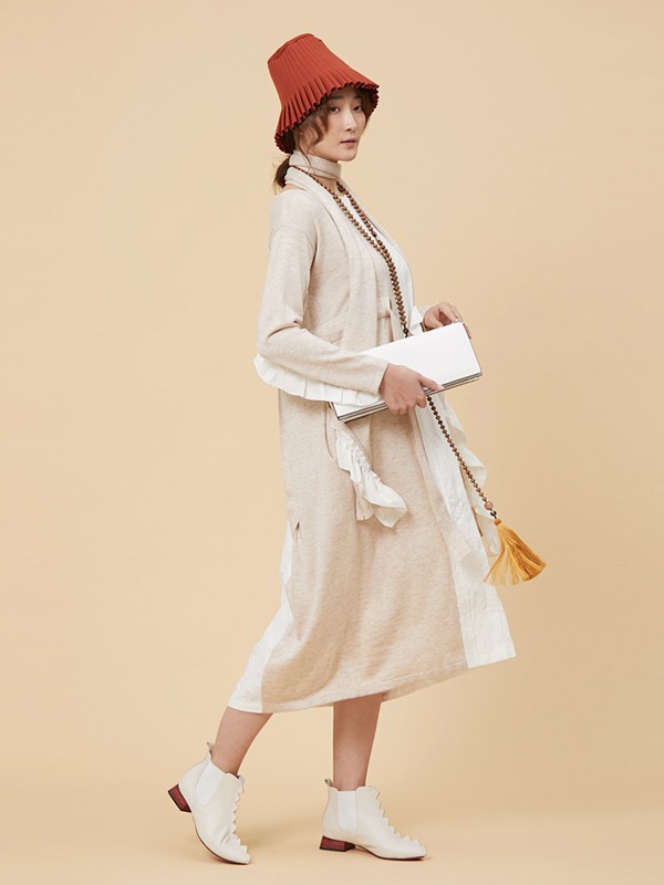 一城画一2020秋冬季杏色宽松连衣裙