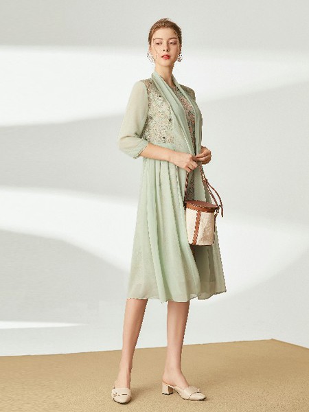 黛玛诗2020春夏季绿色刺绣连衣裙