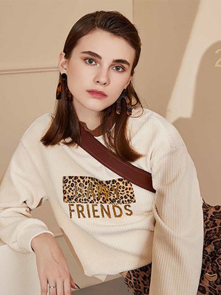 搭姿2021秋冬季米色印花T恤