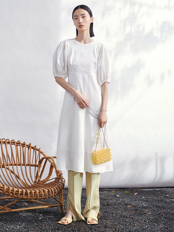 致知2021春夏季白色收腰连衣裙