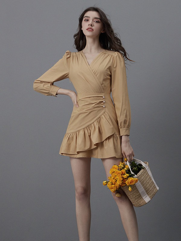 卡芮茜女装2021春夏季驼色荷叶边连衣裙