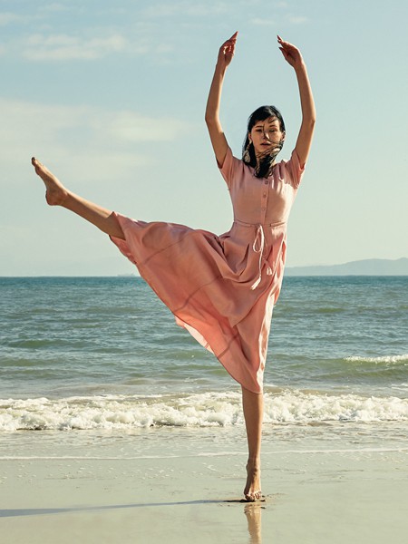 异闻女装2021春夏季粉色纯色连衣裙