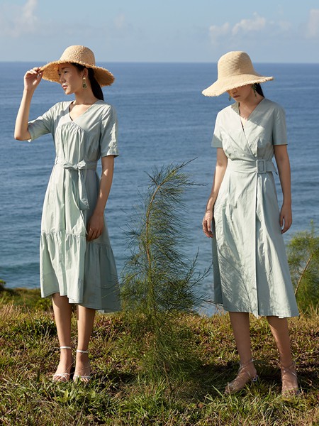 异闻女装2021春夏季绿色纯色连衣裙