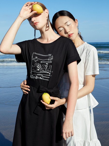 异闻女装2021春夏季黑色印花T恤