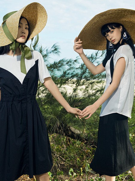 异闻女装2021春夏季黑色纯色半身裙