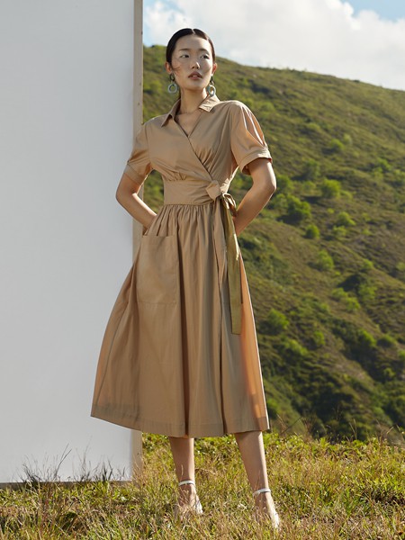 异闻女装2021秋冬季卡其色收腰连衣裙