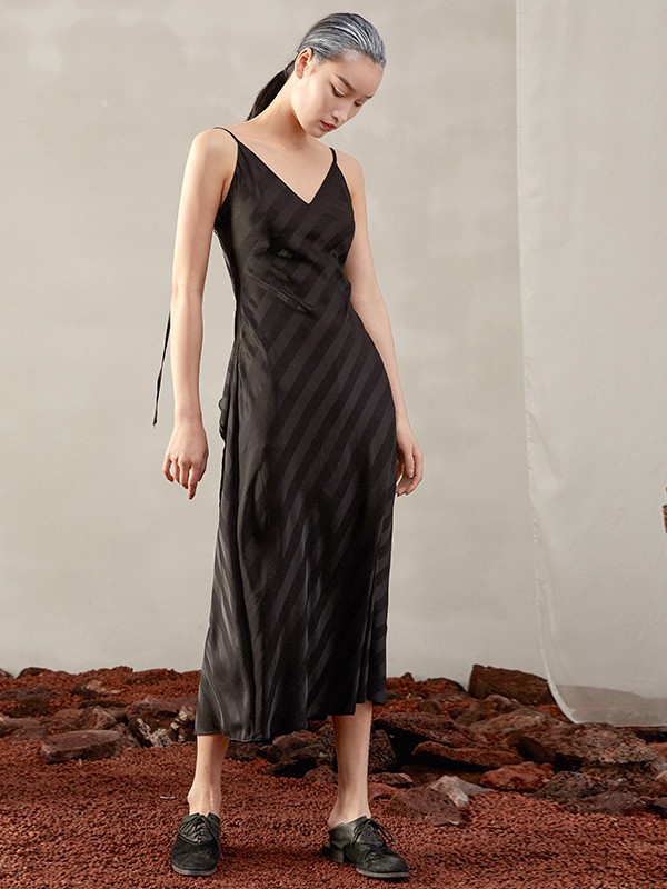 界内界外女装2021春夏季黑色纯色吊带裙