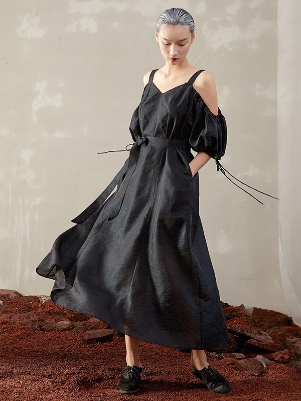 界内界外女装2021春夏季黑色纯色吊带裙