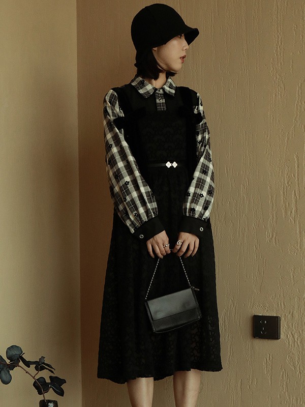 西町村屋2021秋冬季黑色纯色背带裙