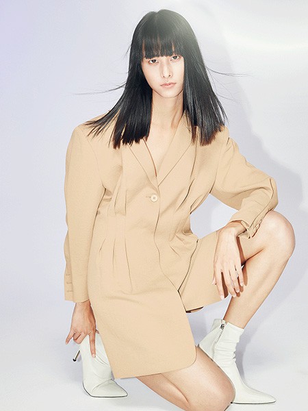 爱城市女装2021秋冬季卡其色纯色西装