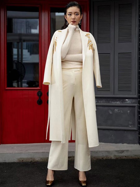 右立方2021秋冬季白色刺绣大衣