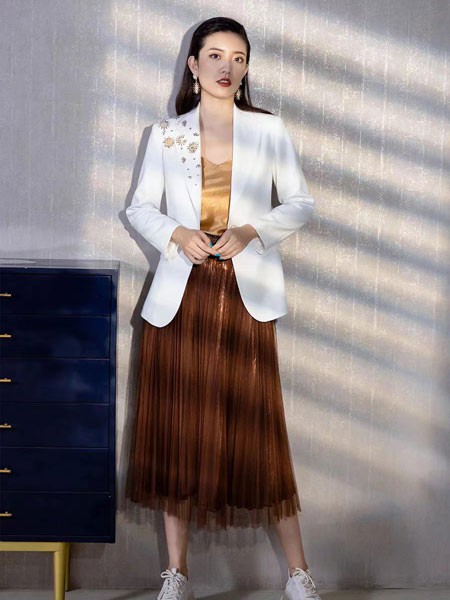 右立方2021秋冬季白色印花西装