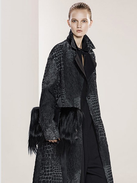 右立方2021秋冬季黑色印花大衣