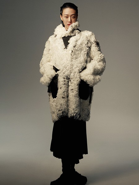 右立方2021秋冬季白色高领外套