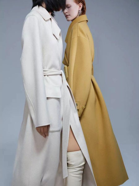 右立方2021秋冬季白色收腰连衣裙