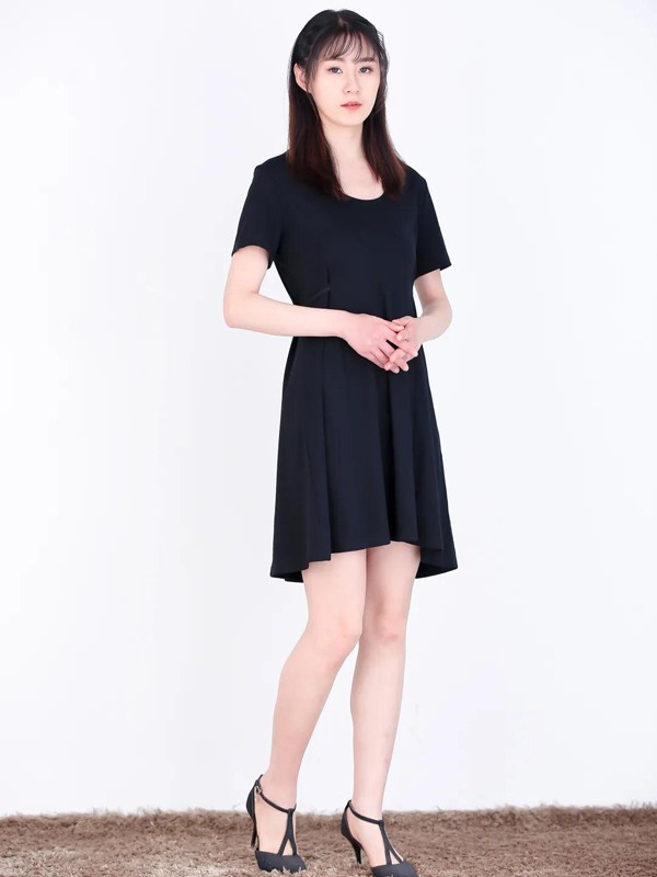 麦笈2022春夏季黑色纯色连衣裙