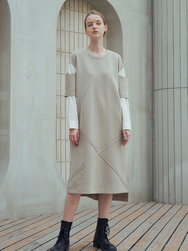 马可未女装2021秋冬季卡其色印花连衣裙