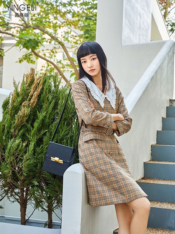茵格丽2022春夏季驼色格子连衣裙