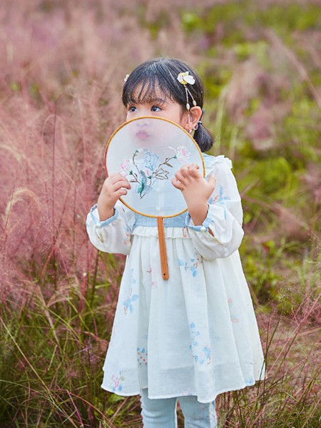 羽成扉童装2022春夏季拼色印花连衣裙