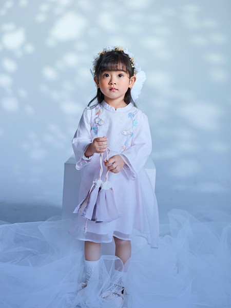 羽成扉童装2022春夏季白色刺绣连衣裙