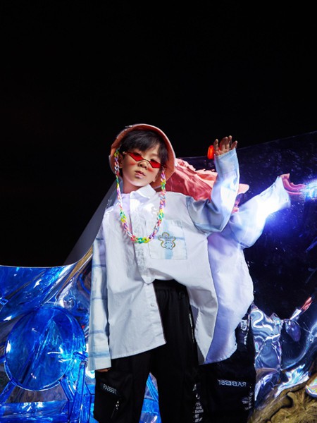 羽成扉2022春夏季白色刺绣衬衫