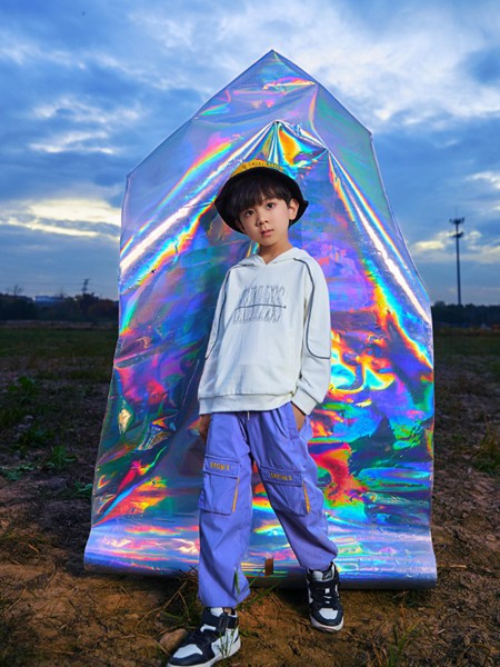 羽成扉2022春夏季白色字母卫衣