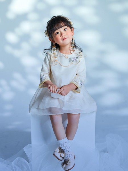 羽成扉2022春夏季白色刺绣连衣裙