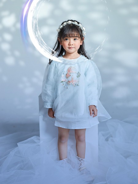 羽成扉2022春夏季白色刺绣连衣裙