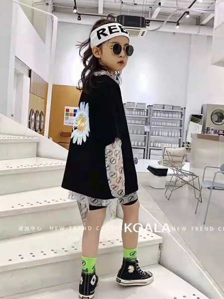 咔哇咿童装2021秋冬季黑色印花T恤