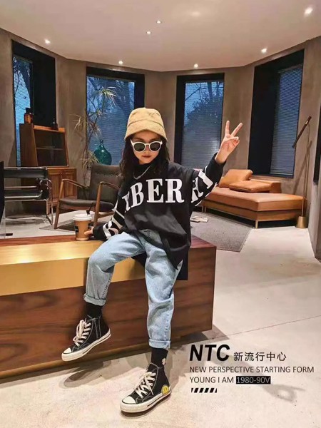 咔哇咿童装2021秋冬季咖啡色字母T恤