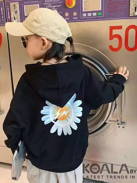 咔哇咿童装2021秋冬季黑色印花卫衣