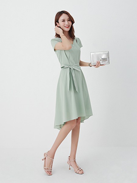 她之蝶2022春夏季绿色收腰连衣裙