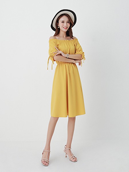 她之蝶女装2022春夏季黄色一字肩连衣裙
