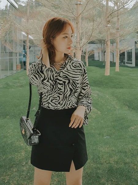 香妲儿女装2021秋冬季黑色开叉短裙