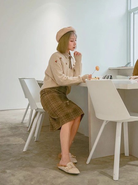 香妲儿女装2021秋冬季棕色格子包臀裙